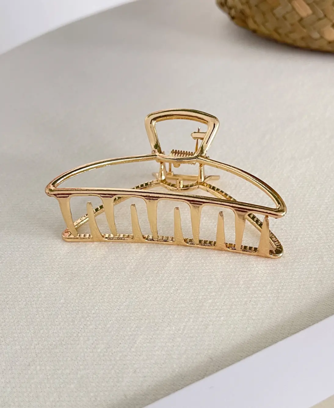 Daisy Metal Claw Clip In Gold 1